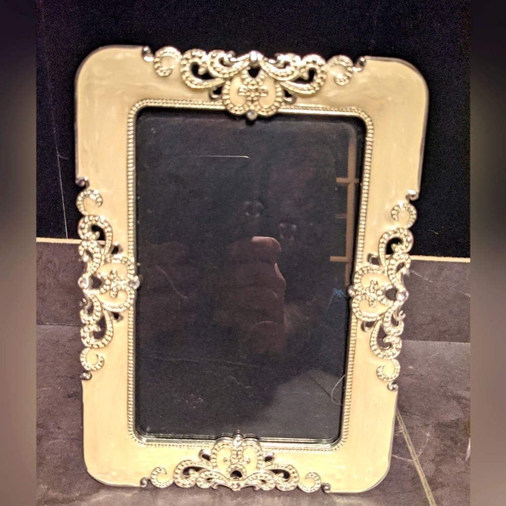 4X6 Picture Frame, Polished Shell Design with Scrolled Heart Design Edges